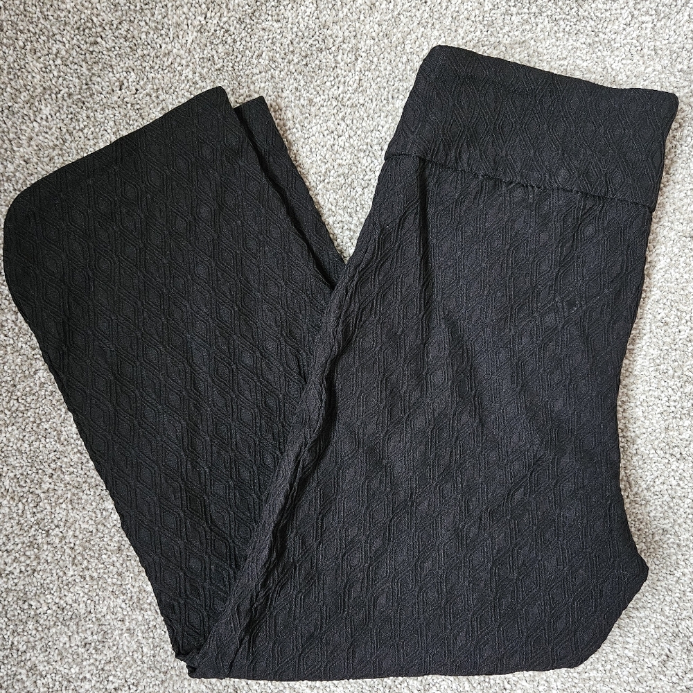 Black Capris S.C.&Co. Size 4-6  Black Stretchy Textured Diamond Weave